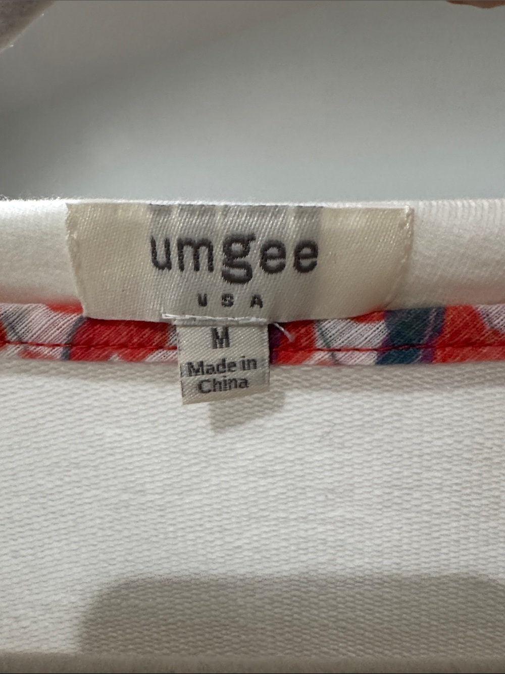 Umgee White V-Neck Top with Floral Crochet Puff Sleeves - Picture 3 of 4